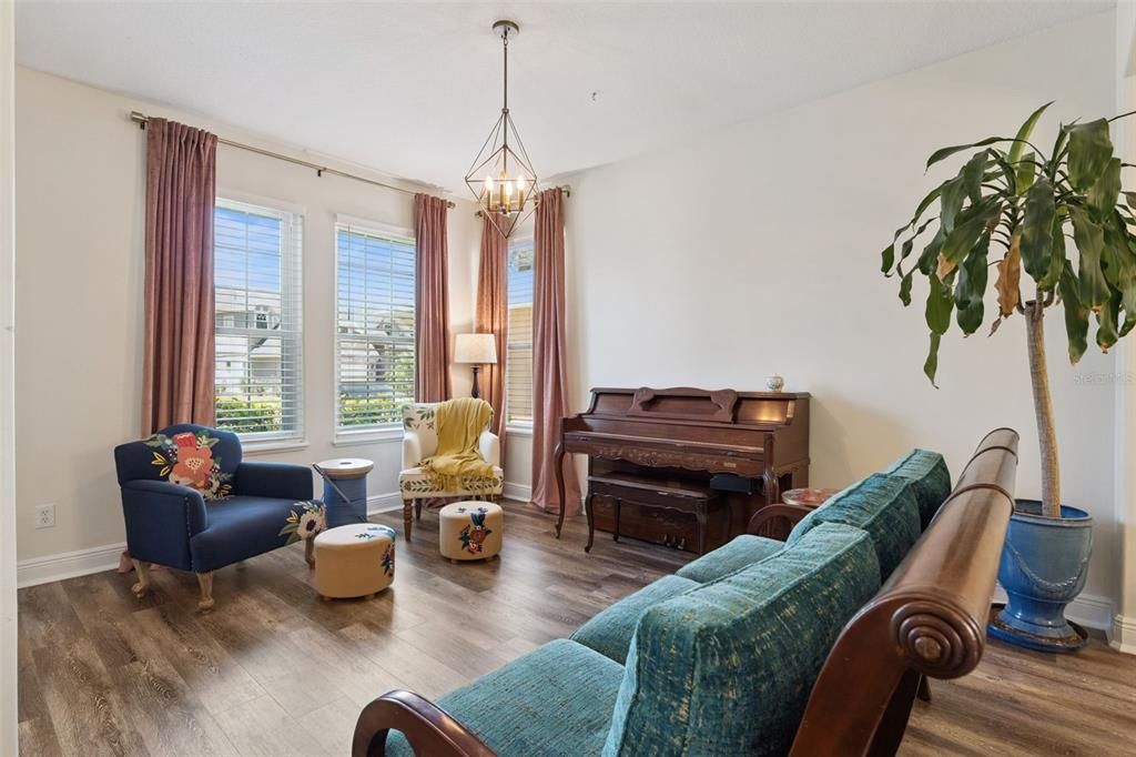 En Venta: $649,000 (4 camas, 2 baños, 3141 Pies cuadrados)