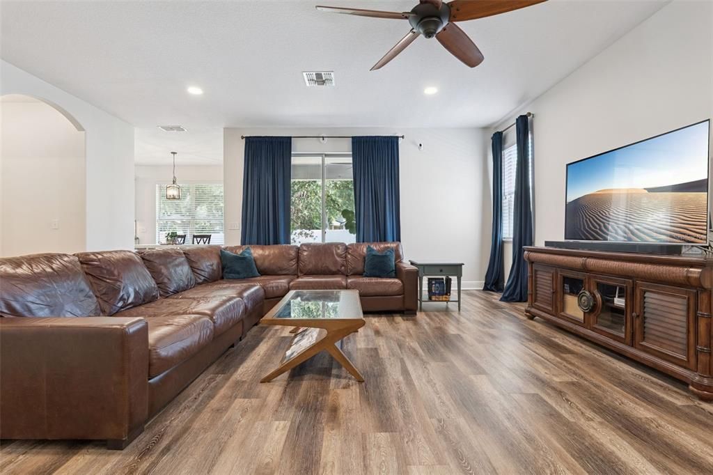 En Venta: $649,000 (4 camas, 2 baños, 3141 Pies cuadrados)