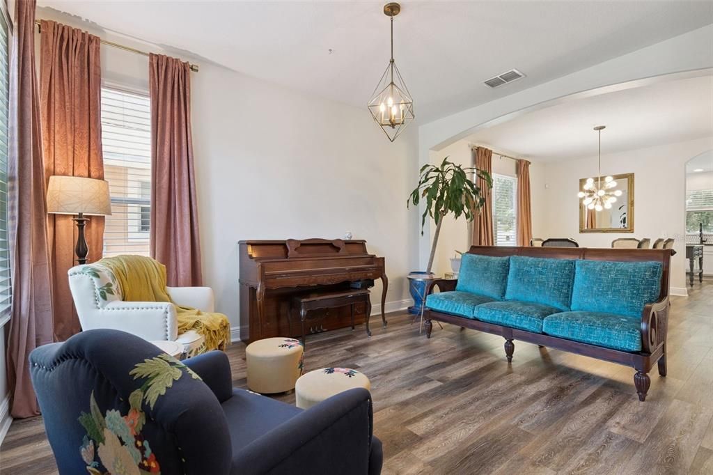 En Venta: $649,000 (4 camas, 2 baños, 3141 Pies cuadrados)