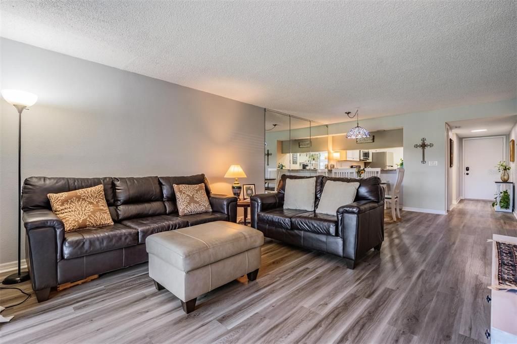 For Sale: $224,900 (2 beds, 2 baths, 1094 Square Feet)