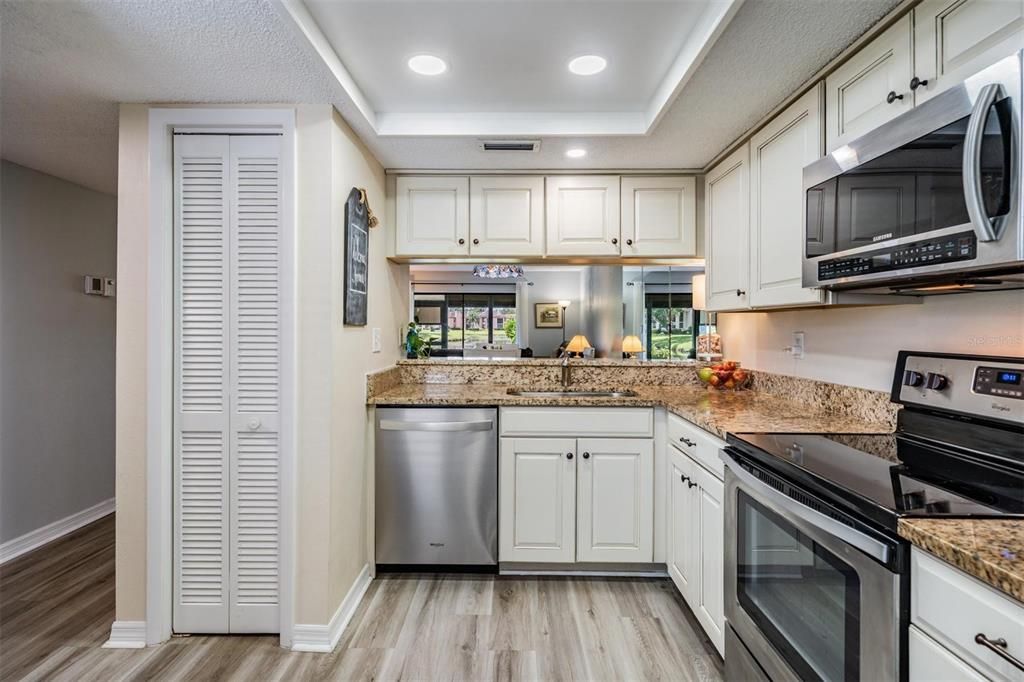 For Sale: $224,900 (2 beds, 2 baths, 1094 Square Feet)