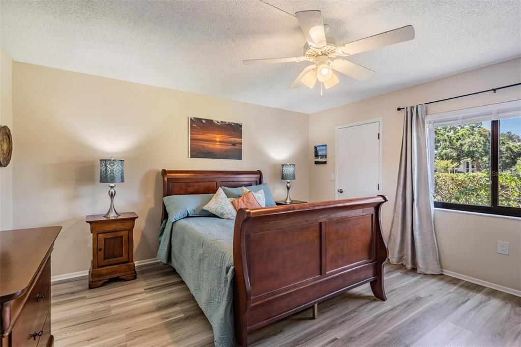 For Sale: $224,900 (2 beds, 2 baths, 1094 Square Feet)