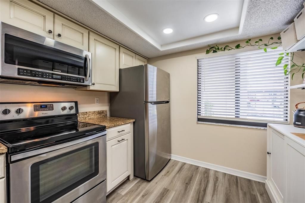 For Sale: $224,900 (2 beds, 2 baths, 1094 Square Feet)