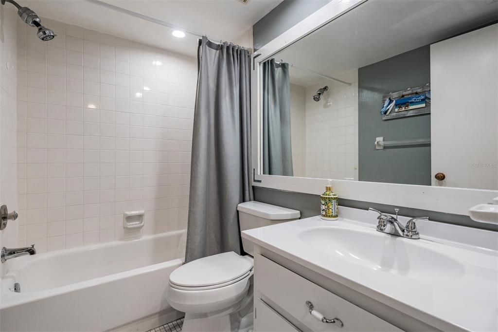 For Sale: $224,900 (2 beds, 2 baths, 1094 Square Feet)