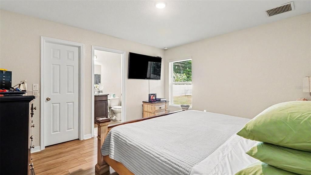 Activo con contrato: $245,000 (3 camas, 2 baños, 1228 Pies cuadrados)