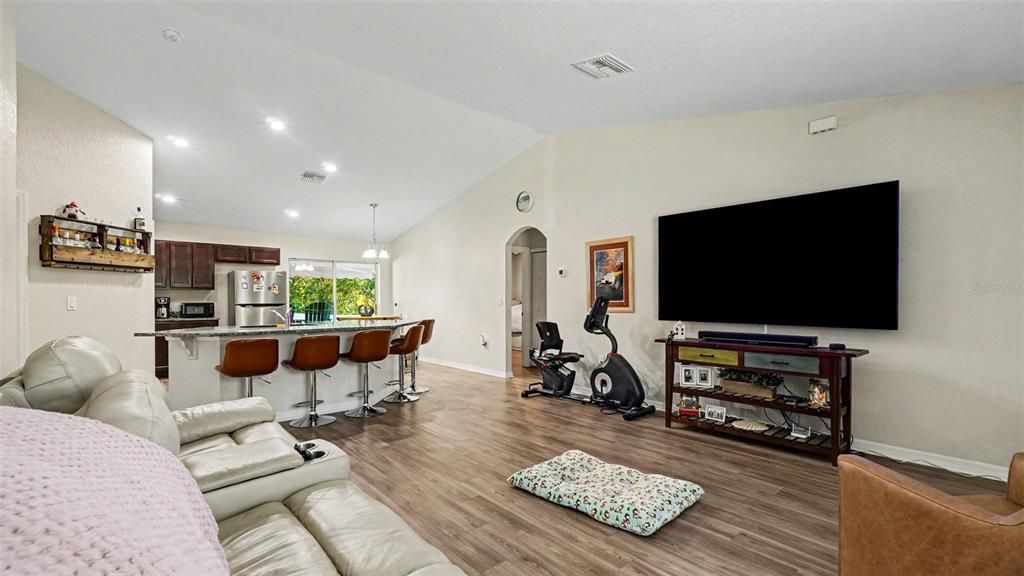 Activo con contrato: $245,000 (3 camas, 2 baños, 1228 Pies cuadrados)