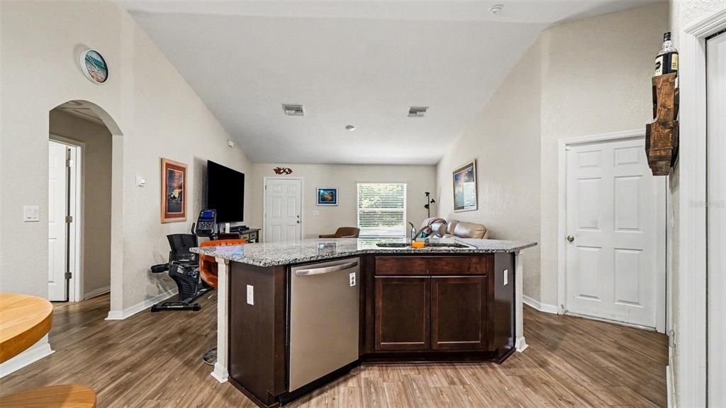 Activo con contrato: $245,000 (3 camas, 2 baños, 1228 Pies cuadrados)