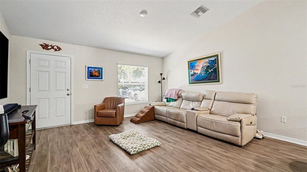 Activo con contrato: $245,000 (3 camas, 2 baños, 1228 Pies cuadrados)