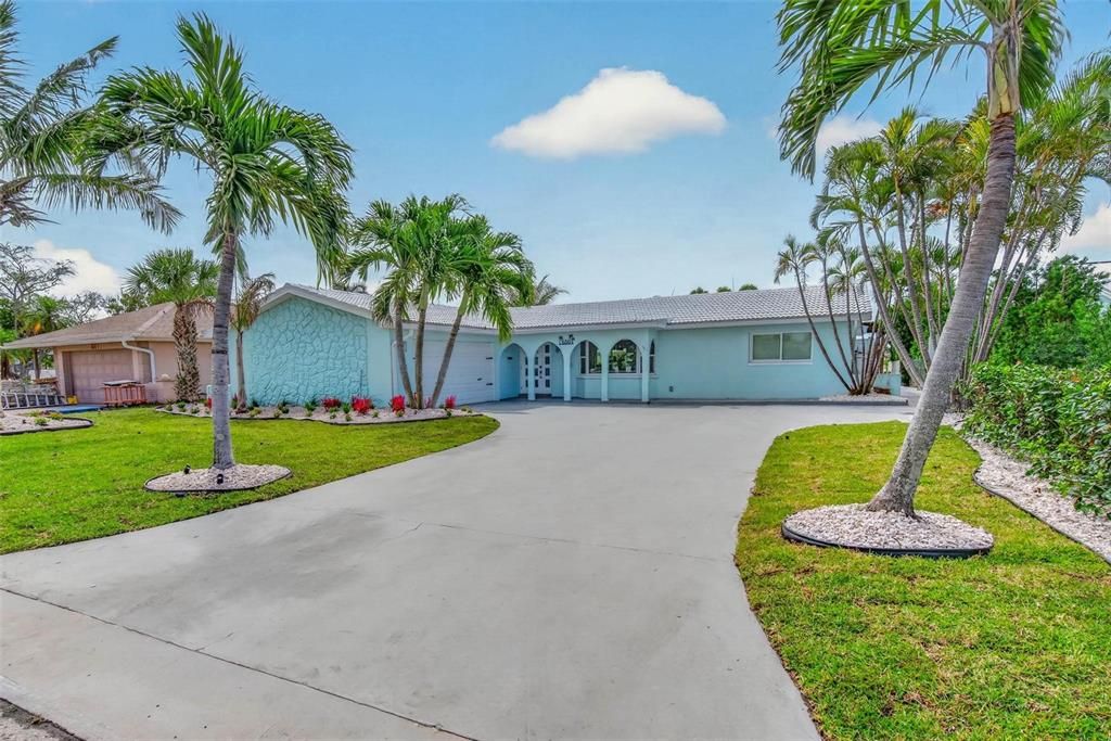 For Sale: $1,685,000 (4 beds, 2 baths, 2079 Square Feet)
