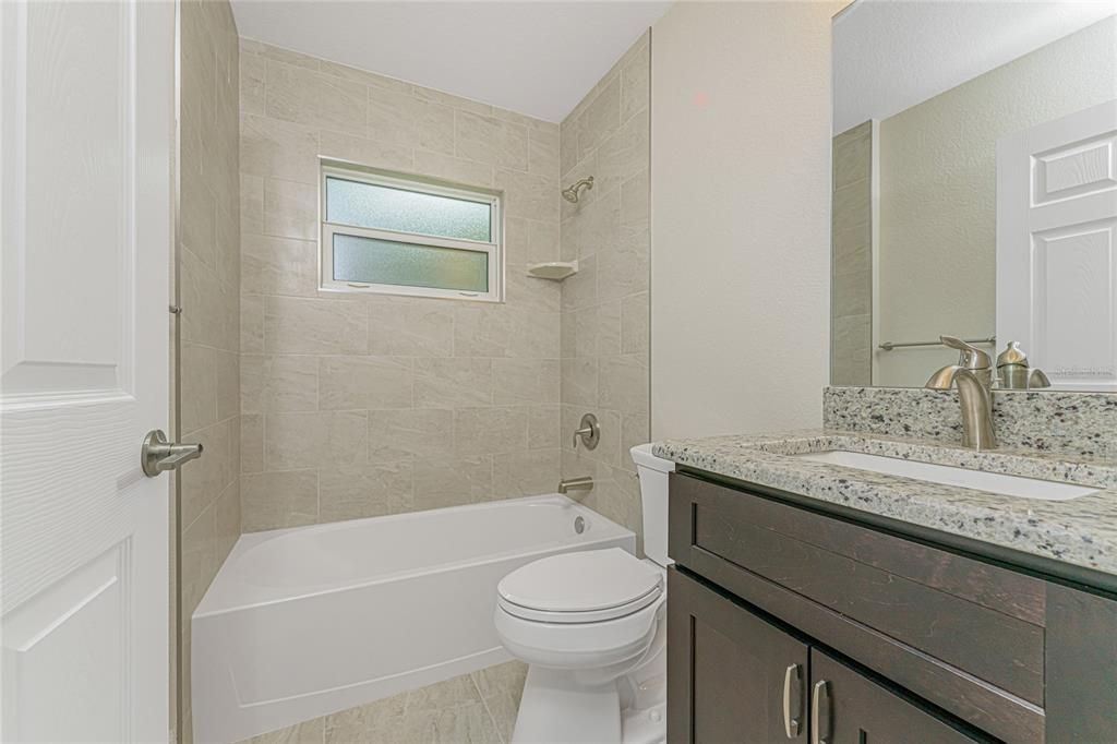 Activo con contrato: $325,000 (3 camas, 2 baños, 1437 Pies cuadrados)