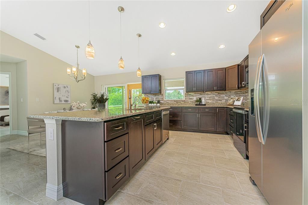 Activo con contrato: $325,000 (3 camas, 2 baños, 1437 Pies cuadrados)