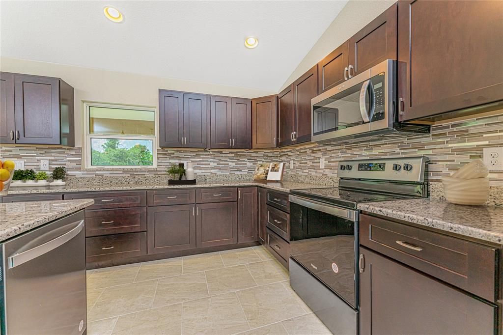 Activo con contrato: $325,000 (3 camas, 2 baños, 1437 Pies cuadrados)