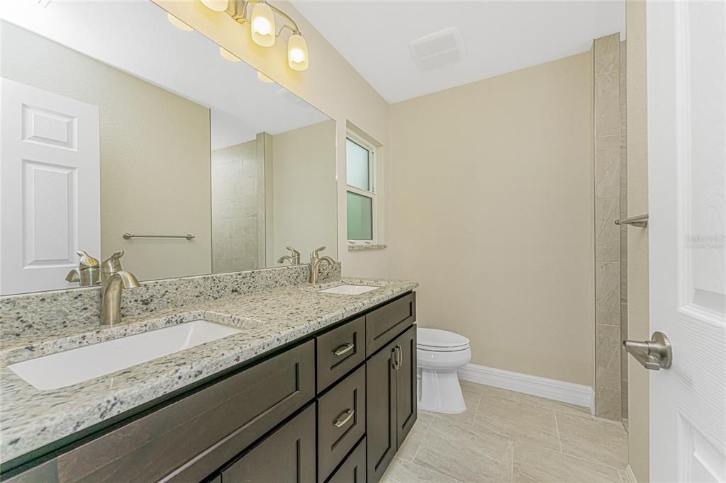 Activo con contrato: $325,000 (3 camas, 2 baños, 1437 Pies cuadrados)
