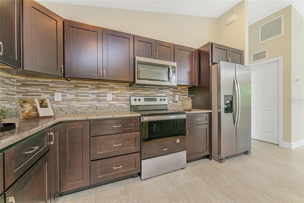 Activo con contrato: $325,000 (3 camas, 2 baños, 1437 Pies cuadrados)