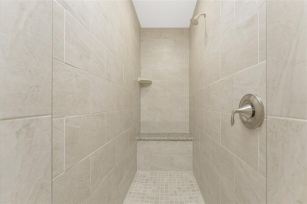 Activo con contrato: $325,000 (3 camas, 2 baños, 1437 Pies cuadrados)