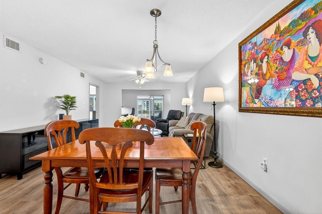 Activo con contrato: $158,000 (2 camas, 2 baños, 1144 Pies cuadrados)