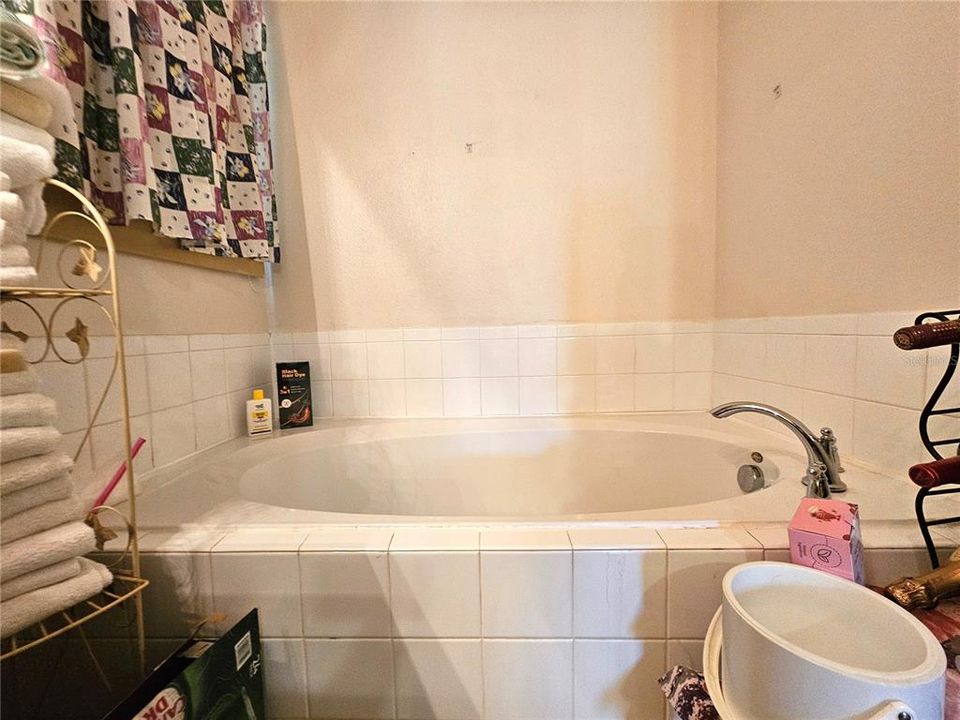 En Venta: $380,000 (4 camas, 2 baños, 1948 Pies cuadrados)