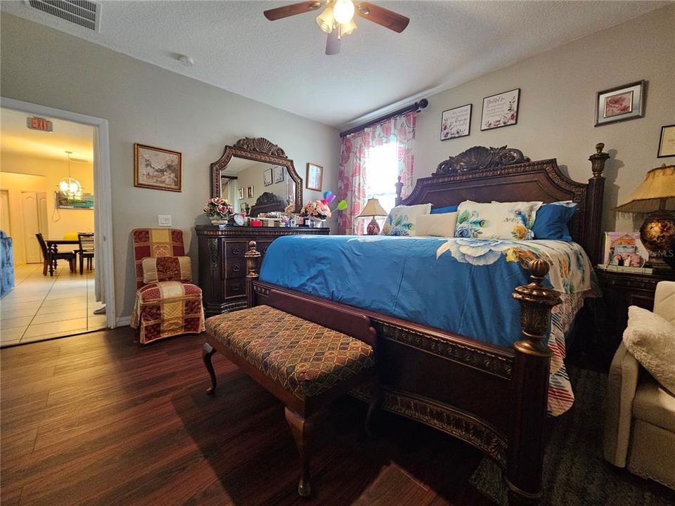 En Venta: $380,000 (4 camas, 2 baños, 1948 Pies cuadrados)