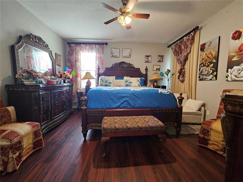 En Venta: $380,000 (4 camas, 2 baños, 1948 Pies cuadrados)