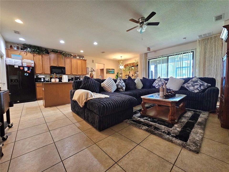 En Venta: $380,000 (4 camas, 2 baños, 1948 Pies cuadrados)
