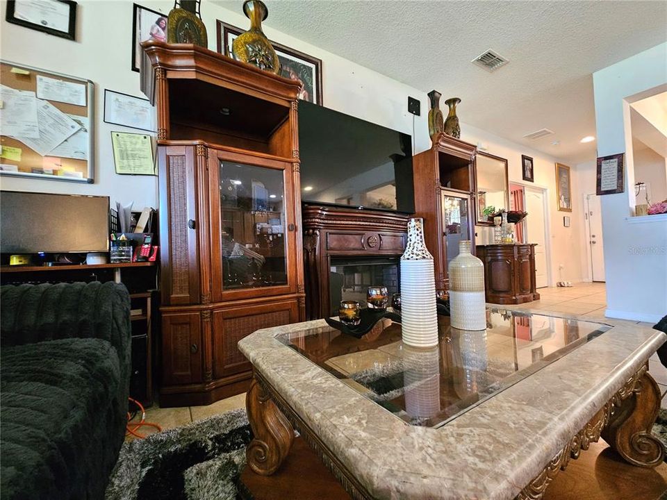 En Venta: $380,000 (4 camas, 2 baños, 1948 Pies cuadrados)