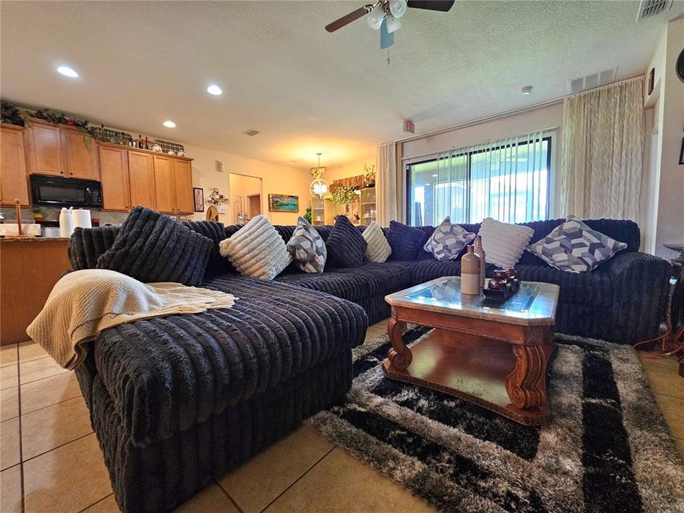 En Venta: $380,000 (4 camas, 2 baños, 1948 Pies cuadrados)