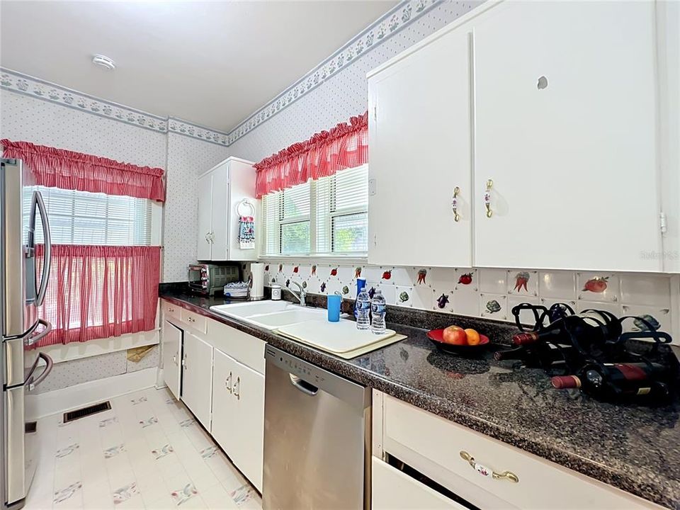 Под контрактом: $375,000 (3 спален, 1 ванн, 1200 Квадратных фут)