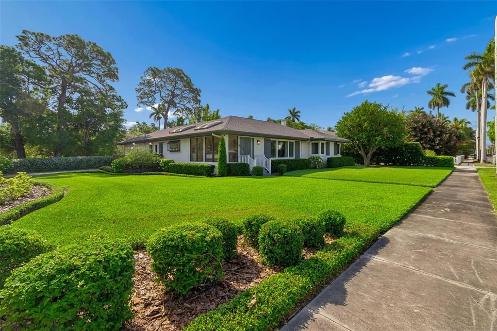 Active With Contract: $684,000 (3 beds, 2 baths, 1904 Square Feet)