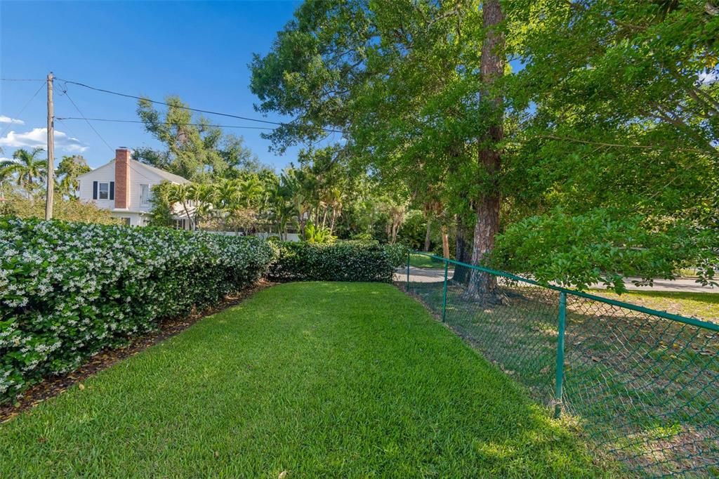 Active With Contract: $684,000 (3 beds, 2 baths, 1904 Square Feet)