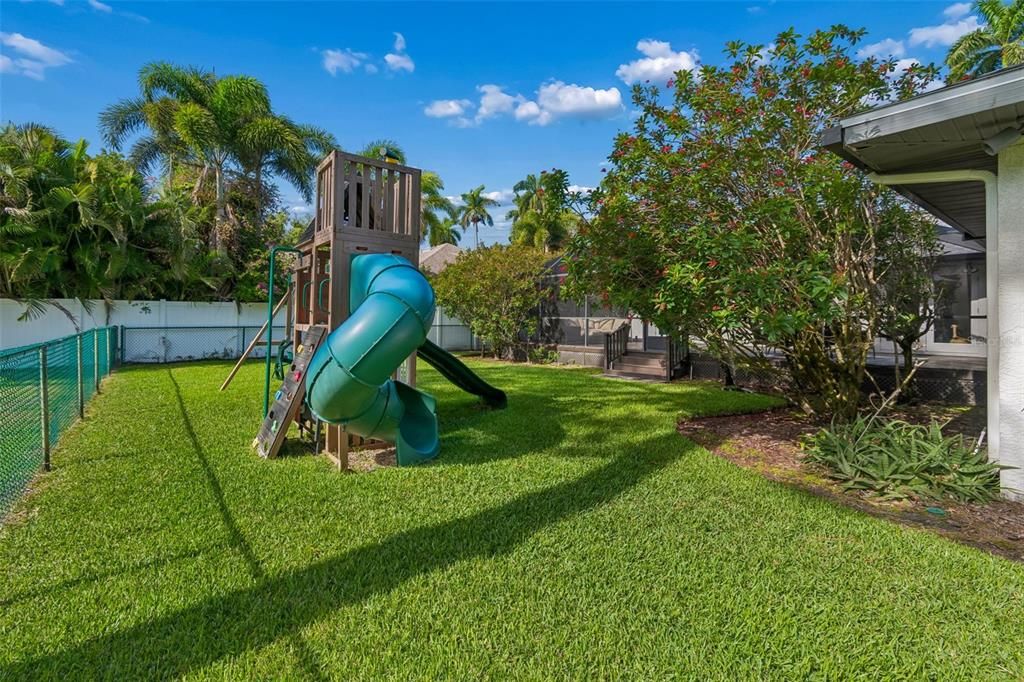 Active With Contract: $684,000 (3 beds, 2 baths, 1904 Square Feet)