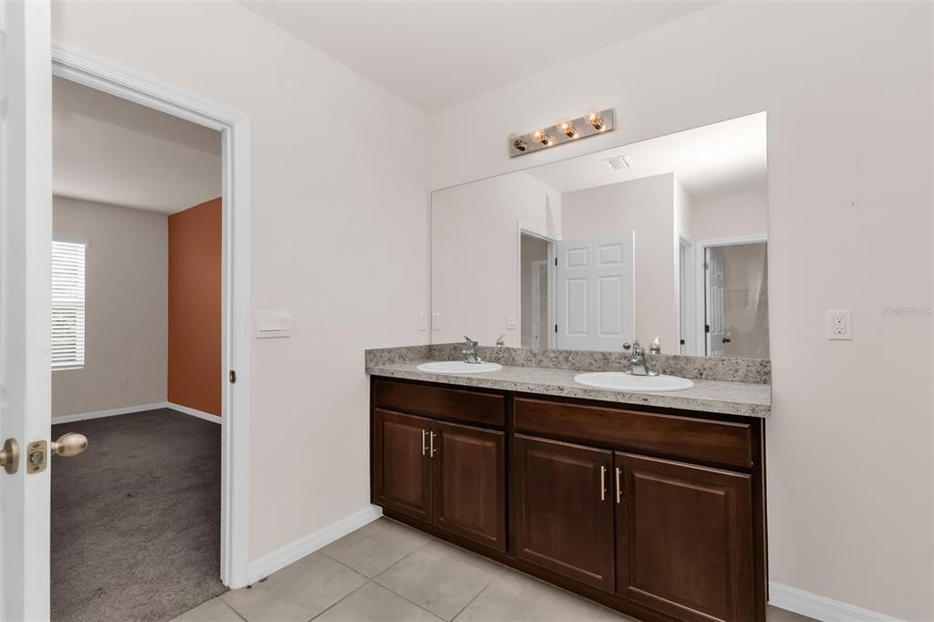 En Venta: $299,900 (4 camas, 2 baños, 1893 Pies cuadrados)