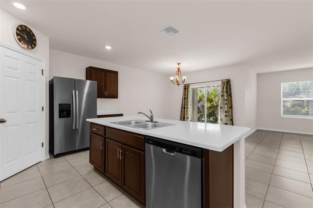 En Venta: $299,900 (4 camas, 2 baños, 1893 Pies cuadrados)