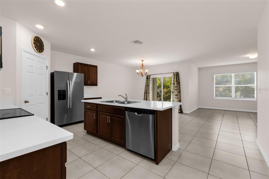 En Venta: $299,900 (4 camas, 2 baños, 1893 Pies cuadrados)