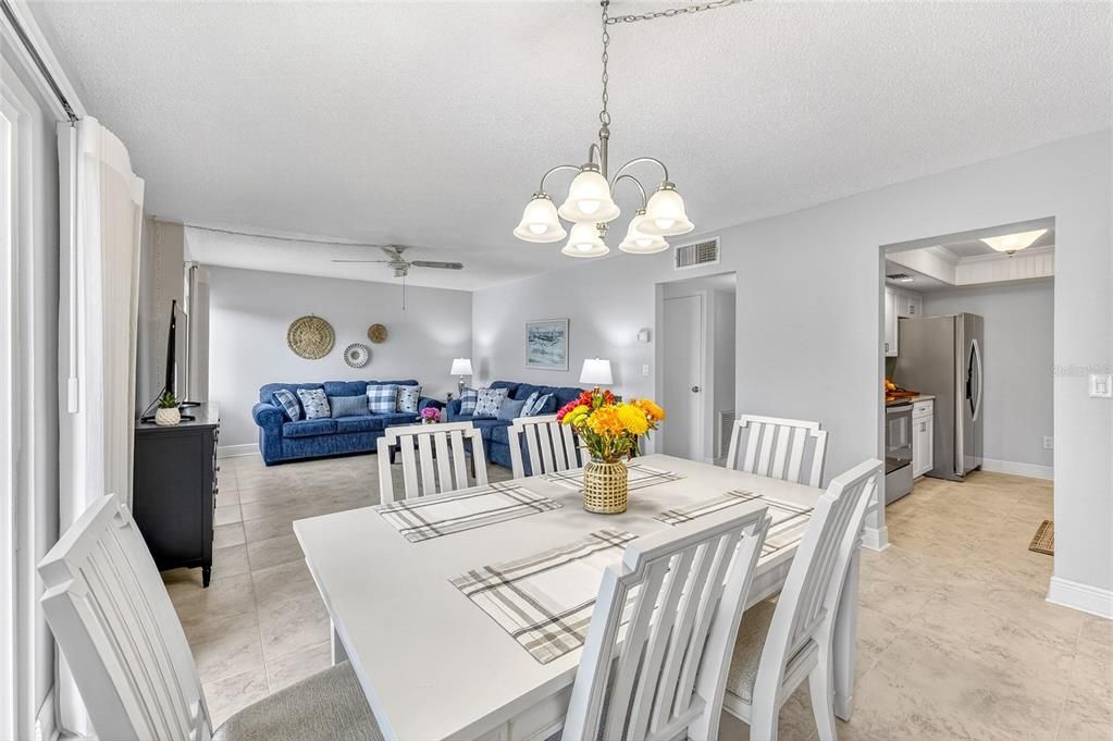 На продажу: $329,000 (2 спален, 2 ванн, 1067 Квадратных фут)