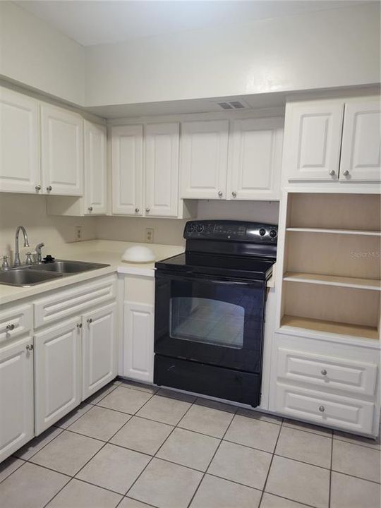 Active With Contract: $1,600 (2 beds, 2 baths, 1100 Square Feet)