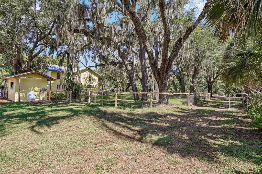 Activo con contrato: $398,000 (4 camas, 2 baños, 2216 Pies cuadrados)