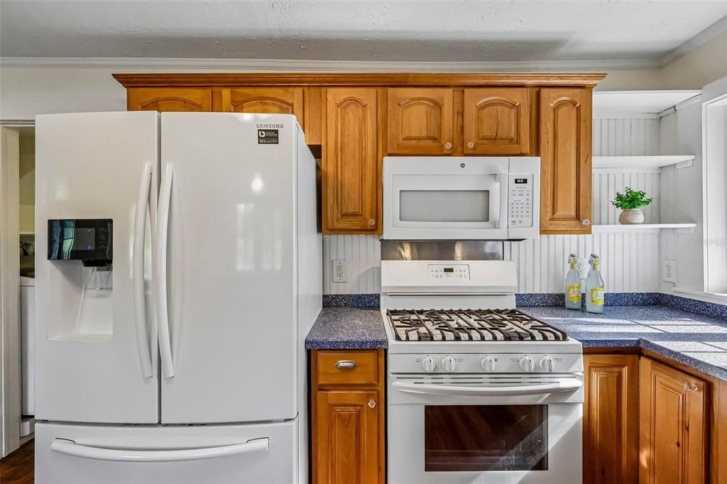 Activo con contrato: $398,000 (4 camas, 2 baños, 2216 Pies cuadrados)