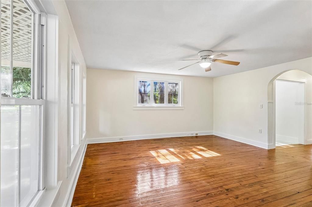 Activo con contrato: $398,000 (4 camas, 2 baños, 2216 Pies cuadrados)