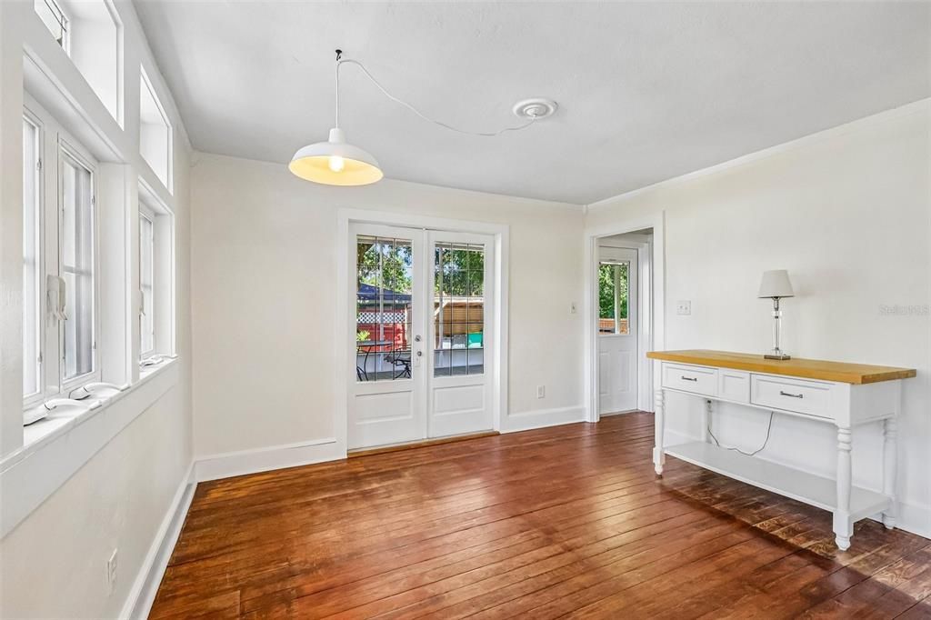 Activo con contrato: $398,000 (4 camas, 2 baños, 2216 Pies cuadrados)
