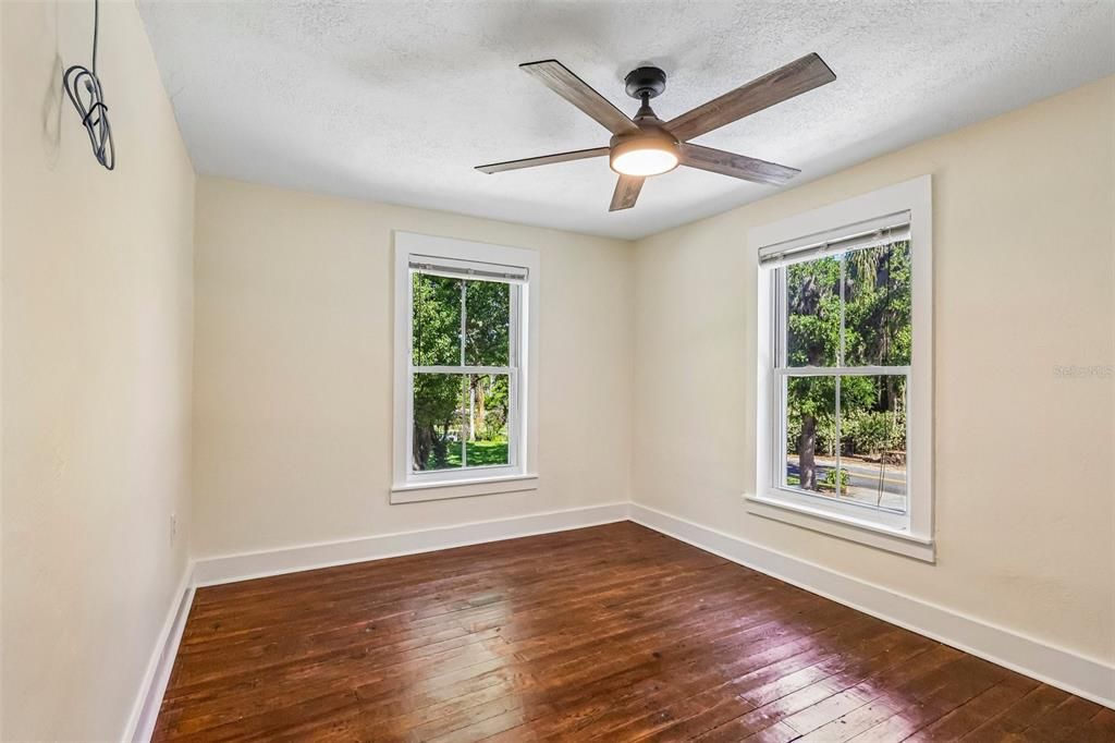Activo con contrato: $398,000 (4 camas, 2 baños, 2216 Pies cuadrados)