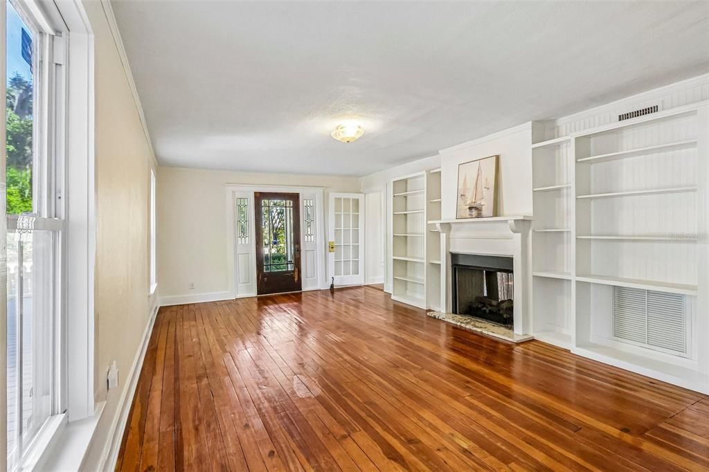 Activo con contrato: $398,000 (4 camas, 2 baños, 2216 Pies cuadrados)