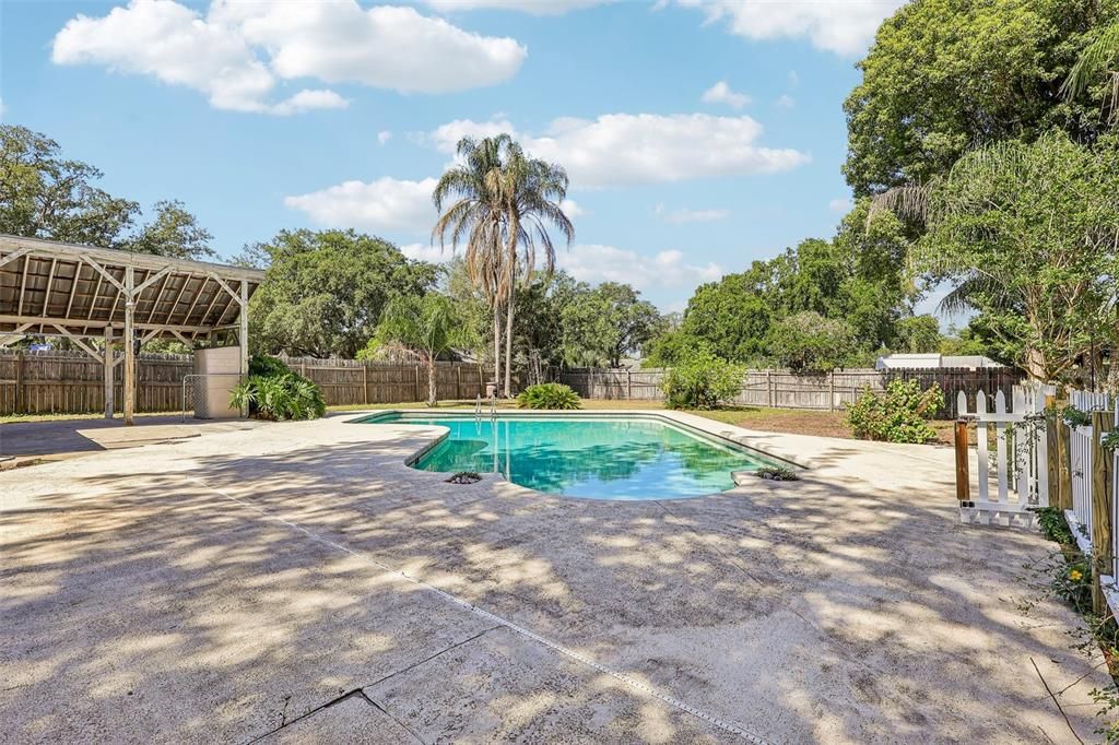 Activo con contrato: $398,000 (4 camas, 2 baños, 2216 Pies cuadrados)