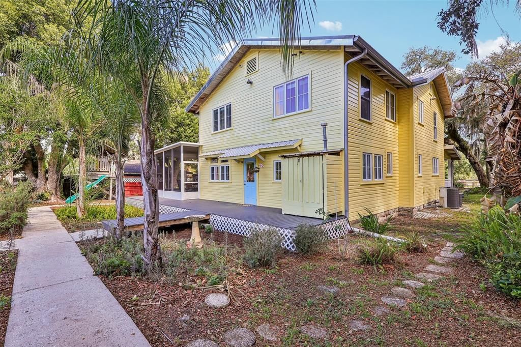 Activo con contrato: $398,000 (4 camas, 2 baños, 2216 Pies cuadrados)