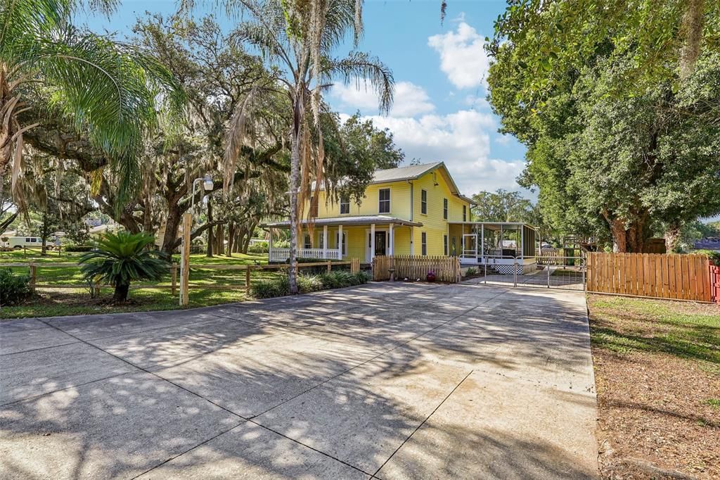Activo con contrato: $398,000 (4 camas, 2 baños, 2216 Pies cuadrados)