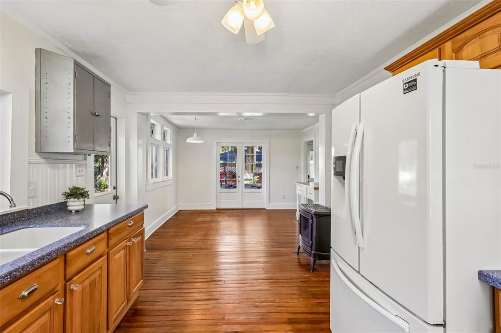 Activo con contrato: $398,000 (4 camas, 2 baños, 2216 Pies cuadrados)