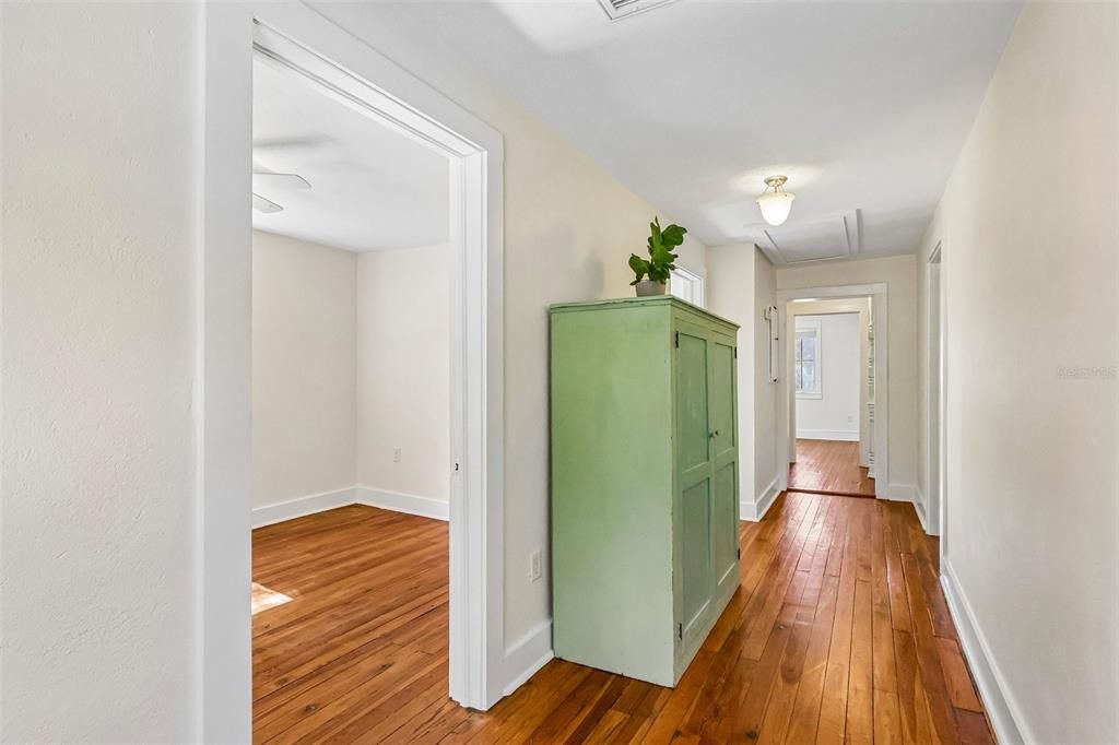 Activo con contrato: $398,000 (4 camas, 2 baños, 2216 Pies cuadrados)