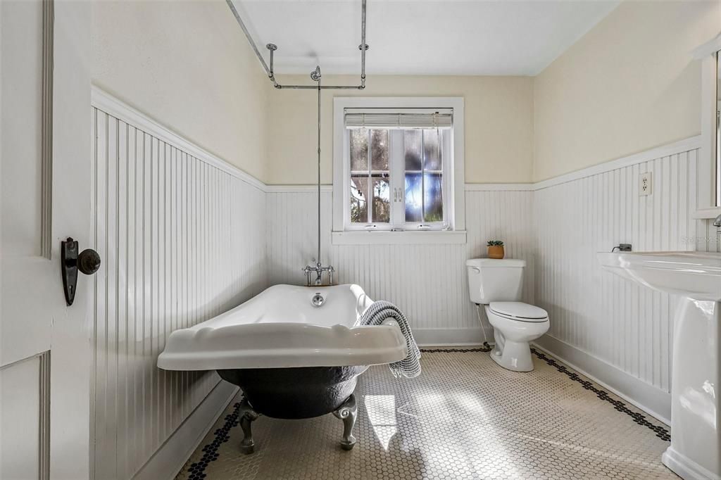 Activo con contrato: $398,000 (4 camas, 2 baños, 2216 Pies cuadrados)