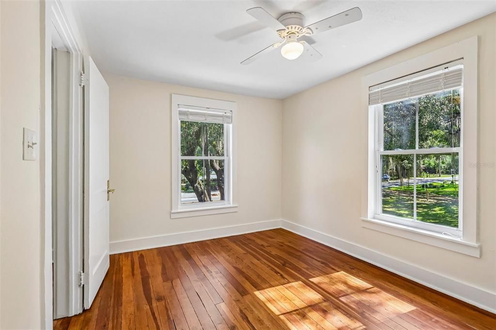 Activo con contrato: $398,000 (4 camas, 2 baños, 2216 Pies cuadrados)