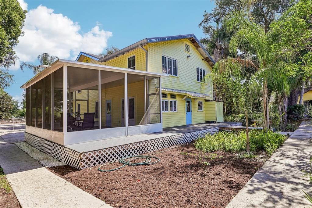 Activo con contrato: $398,000 (4 camas, 2 baños, 2216 Pies cuadrados)