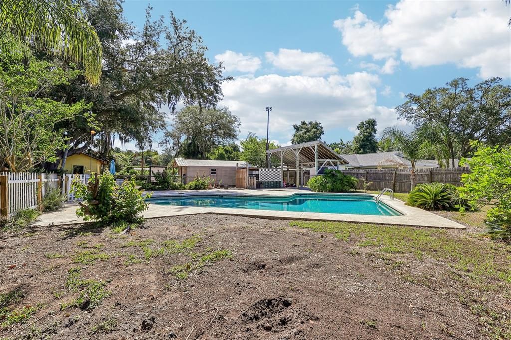 Activo con contrato: $398,000 (4 camas, 2 baños, 2216 Pies cuadrados)